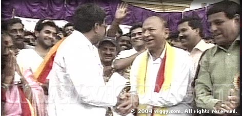 Dr. Rajkumar submitting the memorandum to deputy CM Siddaramaiah